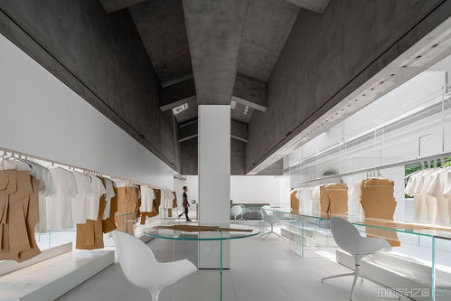 广州的一家纺织厂被改造成了一个极简主义的零售圣地